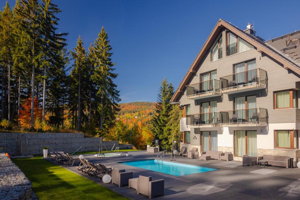 Basen Zewnętrzny Czarny Kamień Resort & SPASzklarska Poręba