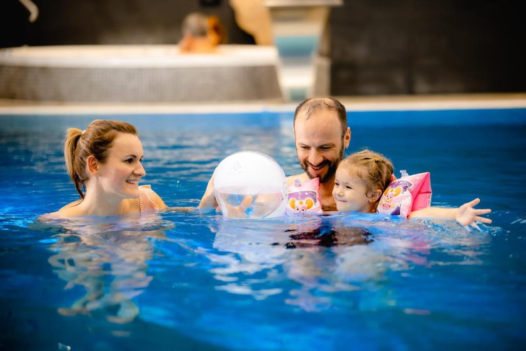 Czarny Kamień Resort & SPASzklarska Poręba z Basen Zewnętrzny